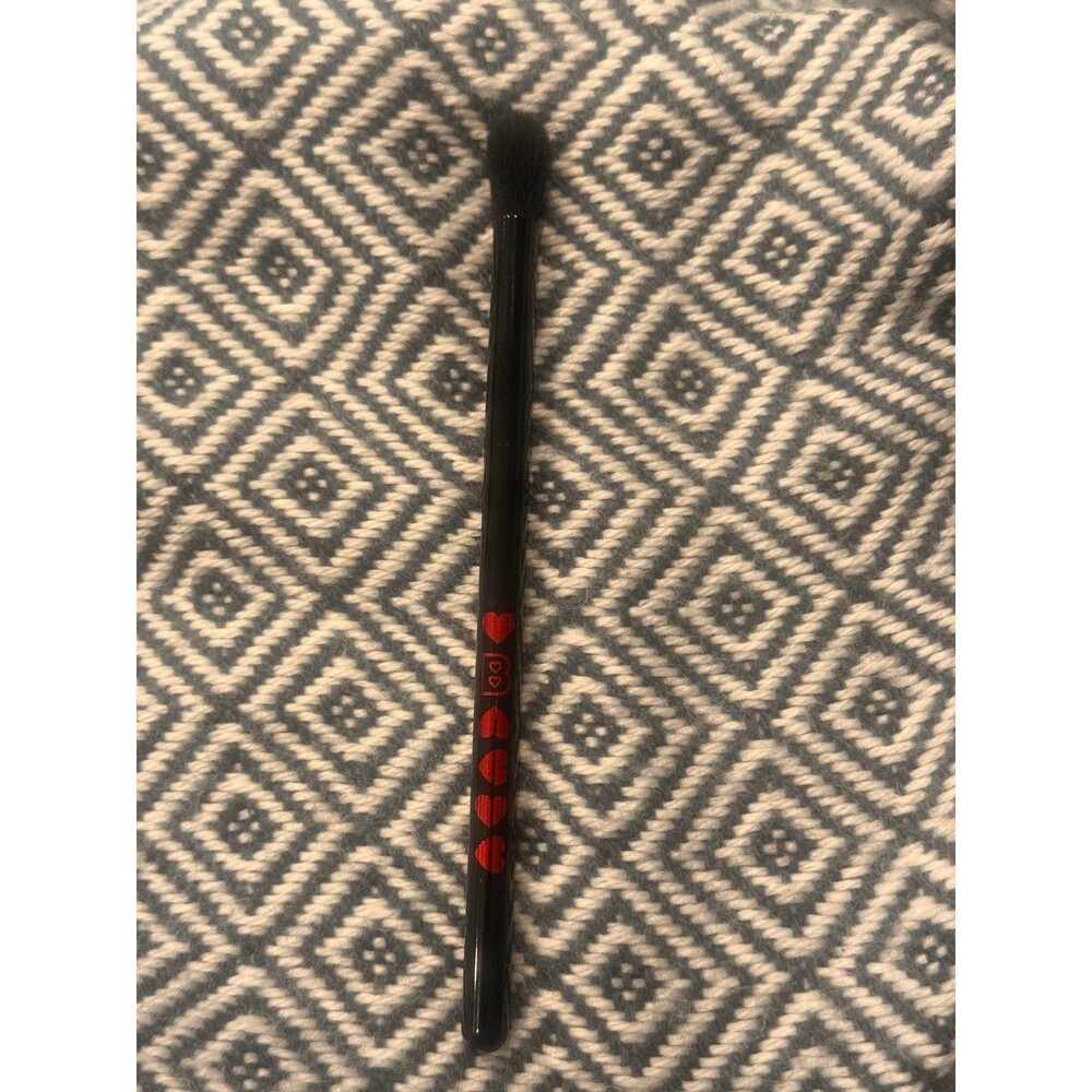 BH Cosmetics Blending Eye Brush - Black with Red Hearts